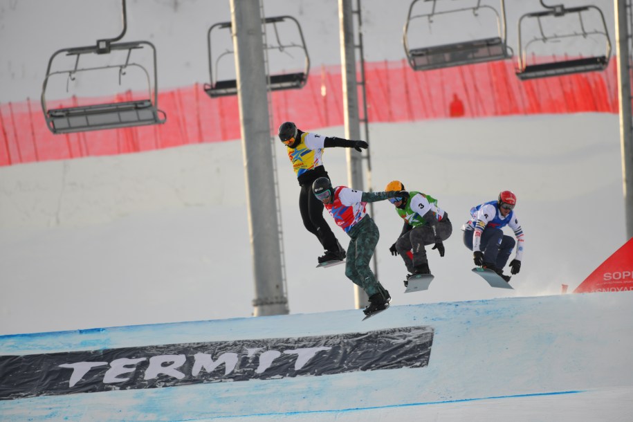 Eliot Grondin descend un parcours de snowboard cross. Il a remporté le bronze à Krasnoyarsk.