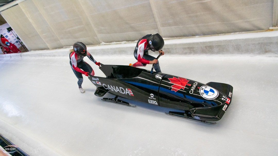 Christine de Bruin et Kristen Bujnowski s'élancent vers une médaille de bronze à Sigulda, en Lettonie