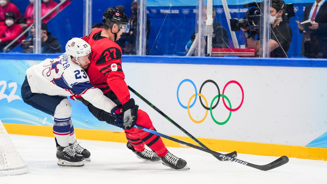 Deux hockeyeurs se disputent la rondelle