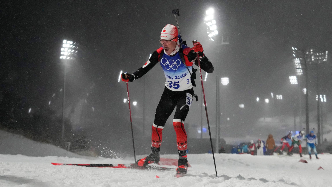 Un biathlète en action