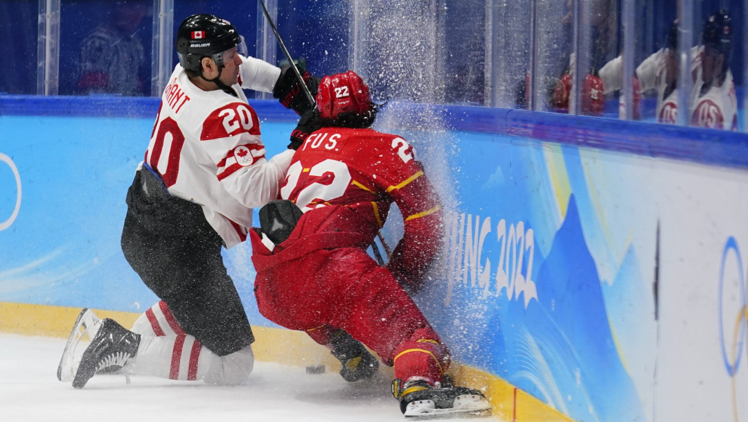 Deux joueurs de hockey se disputent la rondelle