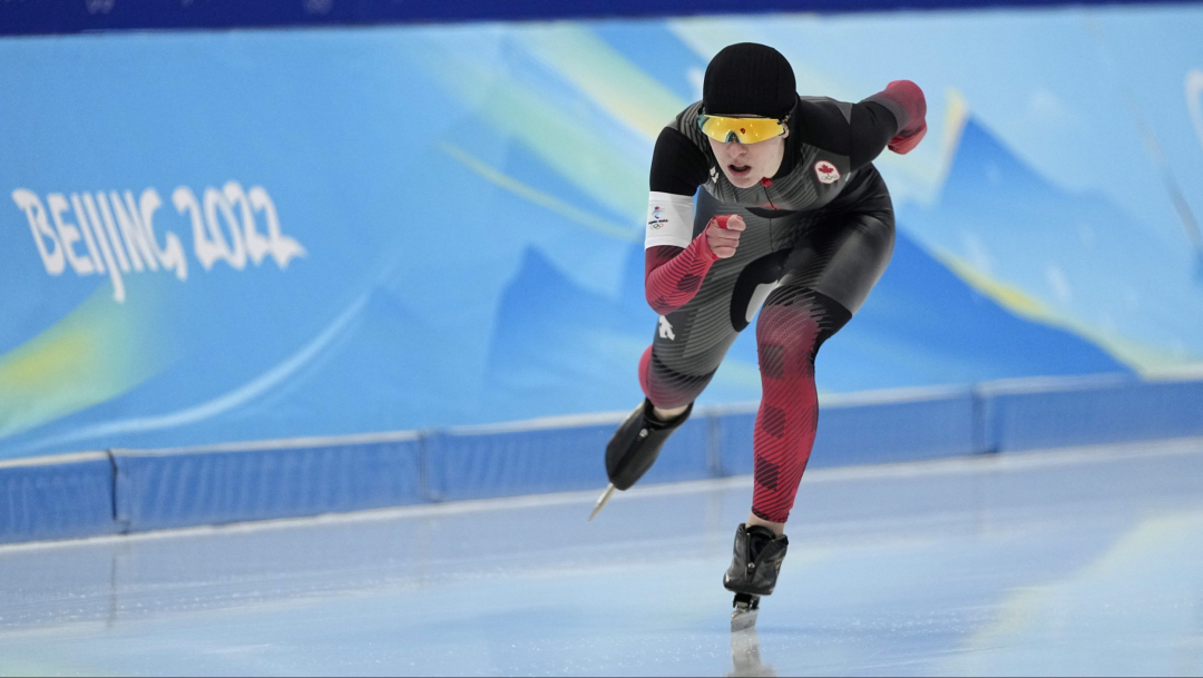 Une patineuse de vitesse en action sur la longue piste