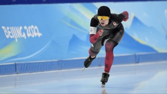 Une patineuse de vitesse en action sur la longue piste