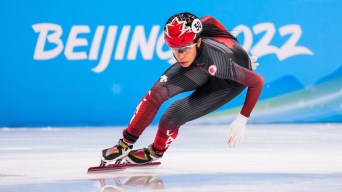 Une patineuse de vitesse en action sur la courte piste