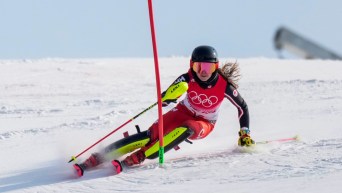 Une skieuse alpine effectue sa descente