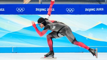 Un patineur de vitesse en action sur la longue piste