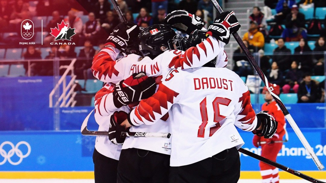 Des joueuses de hockey célèbre la victoire