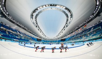 Les patineurs de vitesse d'équipe Canada s'échauffent.