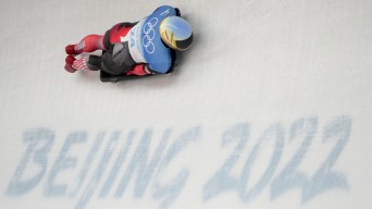 Un athlète de skeleton descend la piste à Beijing 2022