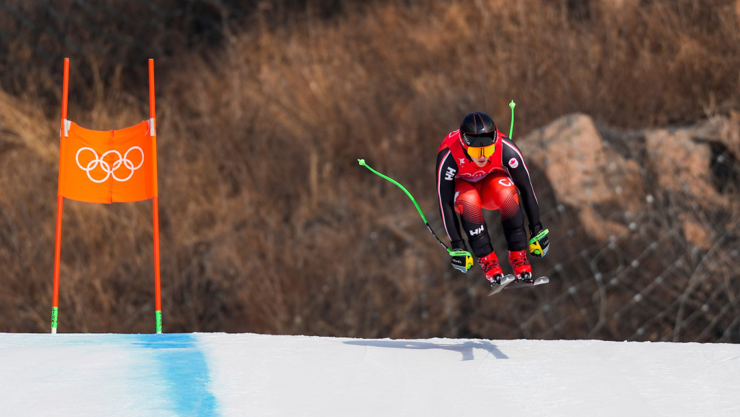 Un skieur alpin en pleine descente