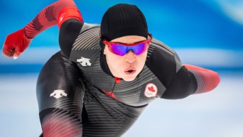 Une patineuse de vitesse en action sur la longue piste