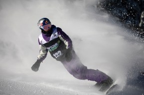 Mark McMorris sur son snowboard.