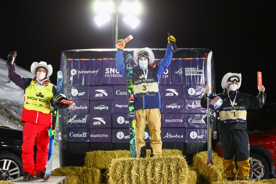 Brendan Mackay célèbre sa médaille d'or sur le podium en compagnie de Noah Bowman, qui a gagné le bronze