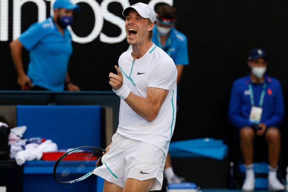 Denis Shapovalov célèbre en serrant le poing droit, sa raquette dans la main gauche.