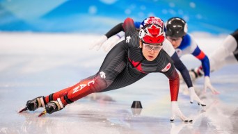 Une patineuse de vitesse en action sur la courte piste