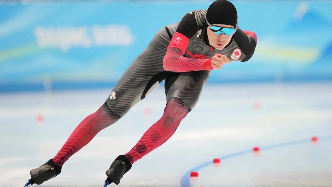 Un patineur de vitesse en action sur la longue piste