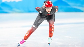 Une patineuse de vitesse en action sur la courte piste