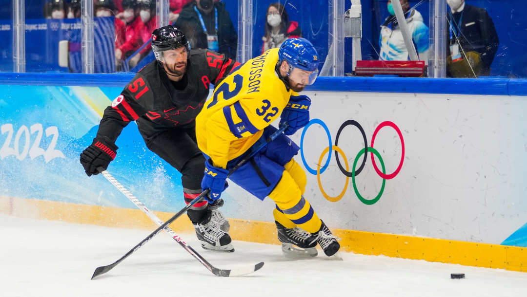 Deux joueurs de hockey se disputent la rondelle