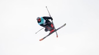 Un skieur acrobatique en plein saut