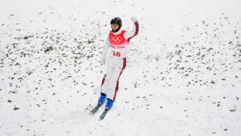 Un skieur acrobatique célèbre son saut à l'atterrissage