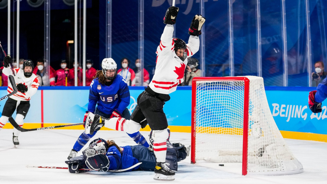 Une joueuse de hockey célèbre un but