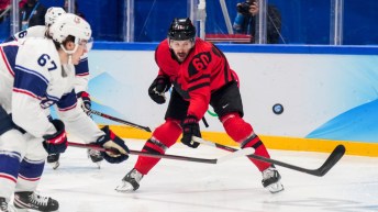 Un joueur de hockey effectue un tir