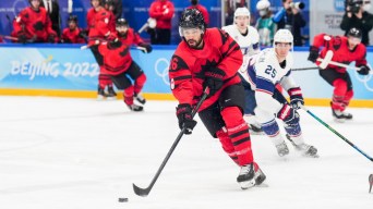 Un joueur de hockey avance sur la glace avec la rondelle