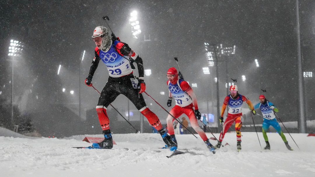 Un biathlète en action