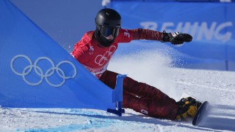 Un athlète de snowboard dévale la pente à toute vitesse