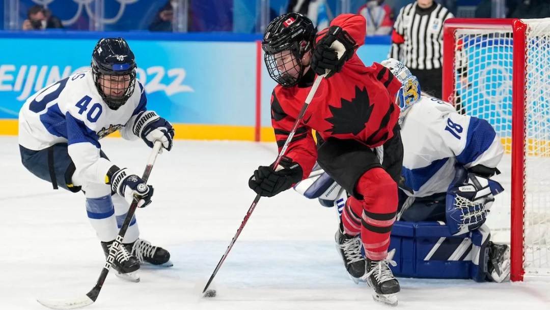 Deux joueuses de hockey en action