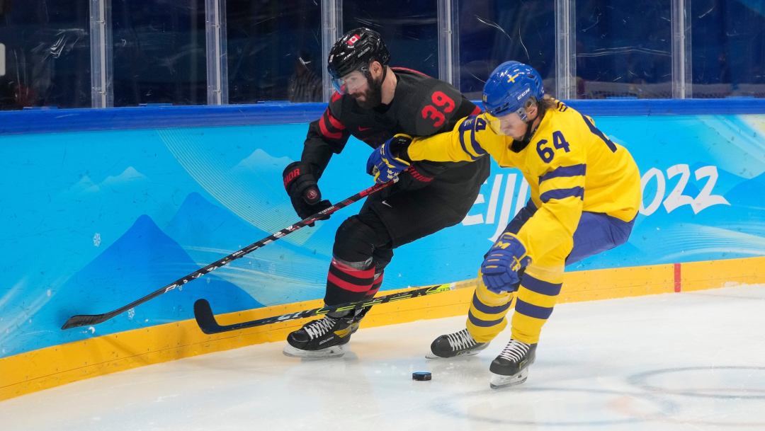 Deux joueurs de hockey se disputent la rondelle