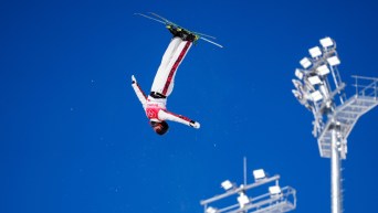 Marion Thénault effectue un saut acrobatique