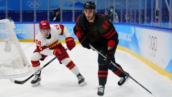 Deux joueurs de hockey en action