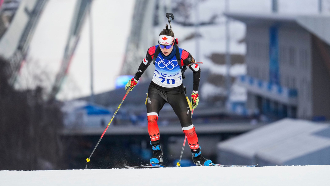 Une athlète de biathlon en action