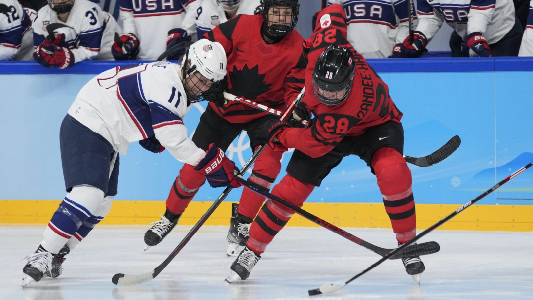 Deux joueuses de hockey se disputent la rondelle