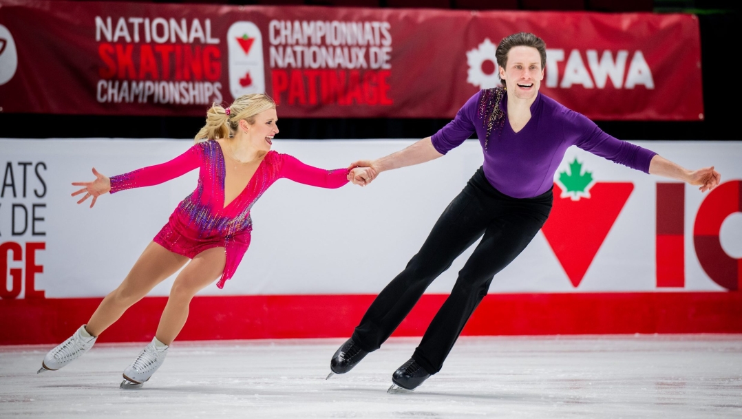 Deux patineurs en couple en action