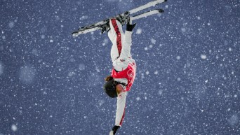 Une skieuse acrobatique en plein vol lors d'un saut