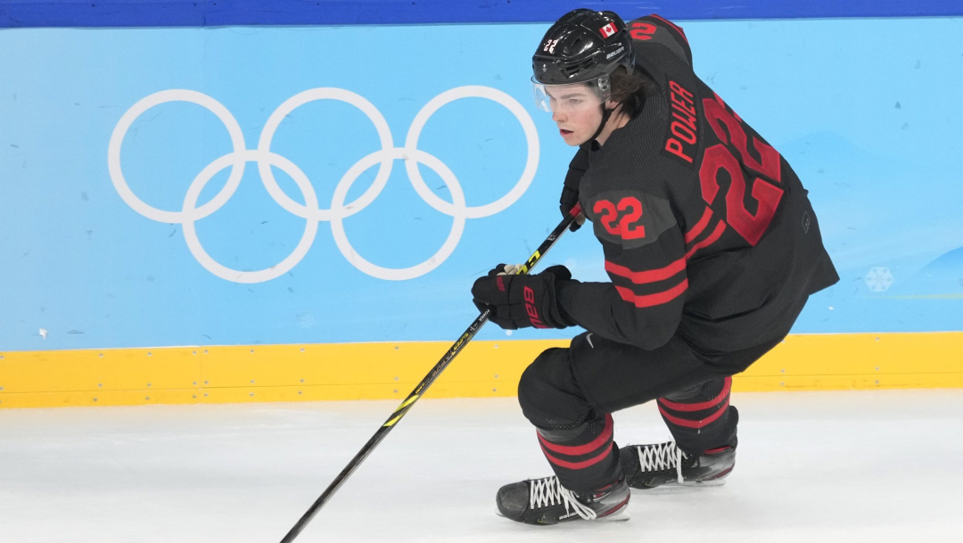 Un joueur de hockey en action sur la glace