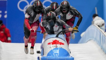 Une équipe de bob à quatre s'élance sur la piste