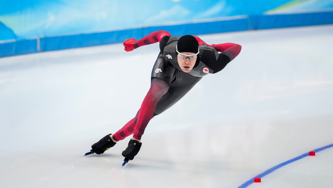 Un patineur de vitesse en action sur la longue piste