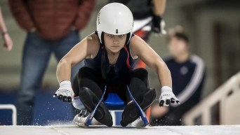 Une lugeuse se prépare à faire sa descente
