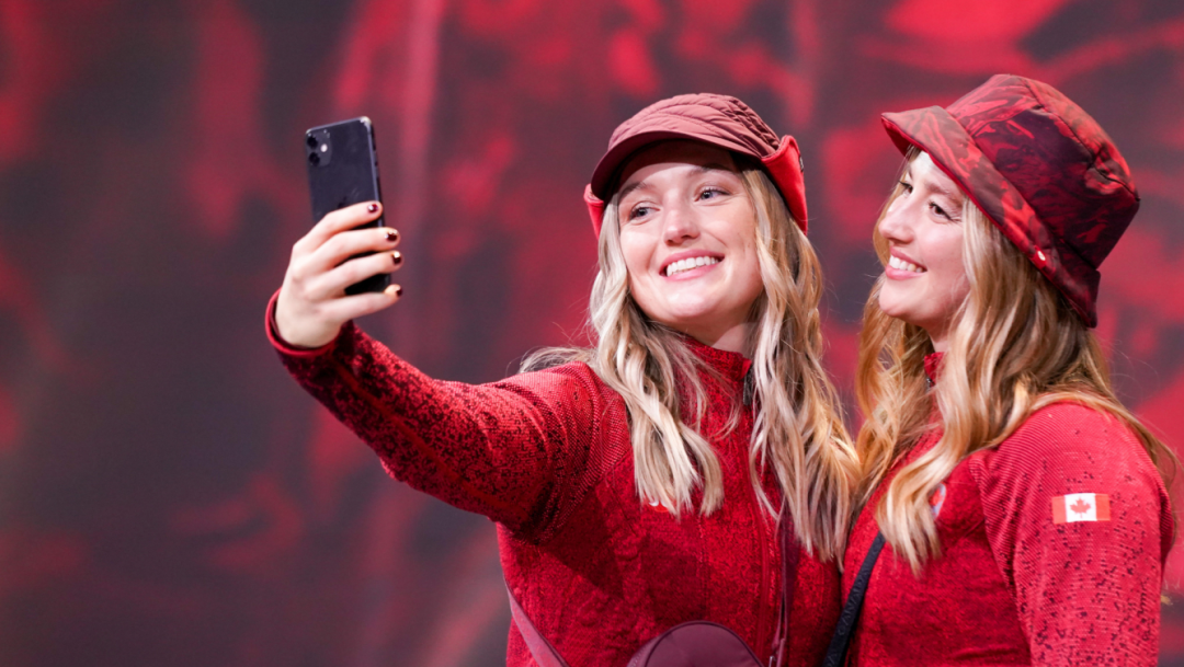 Deux athlètes féminines prenant un égoportrait