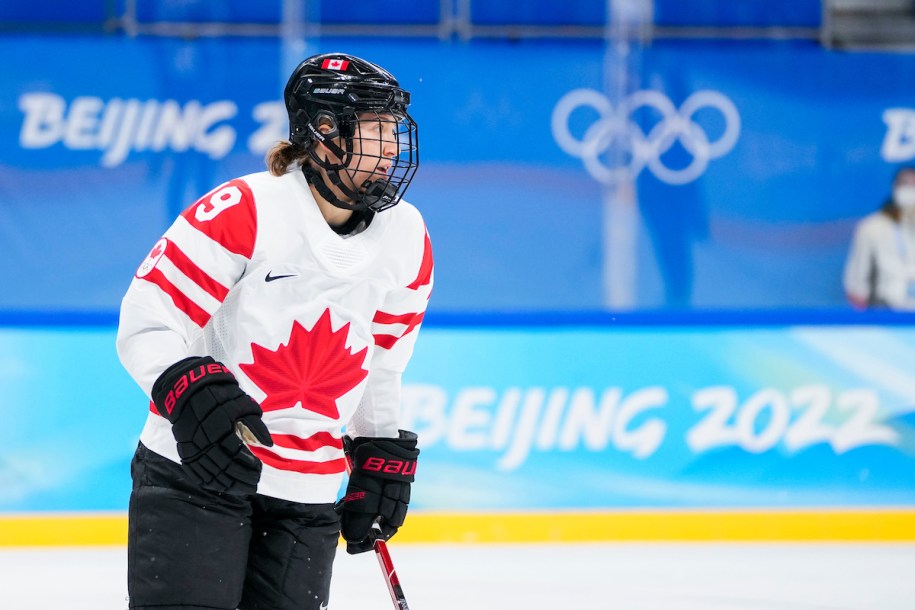 Une joueuse de hockey en action sur la glace