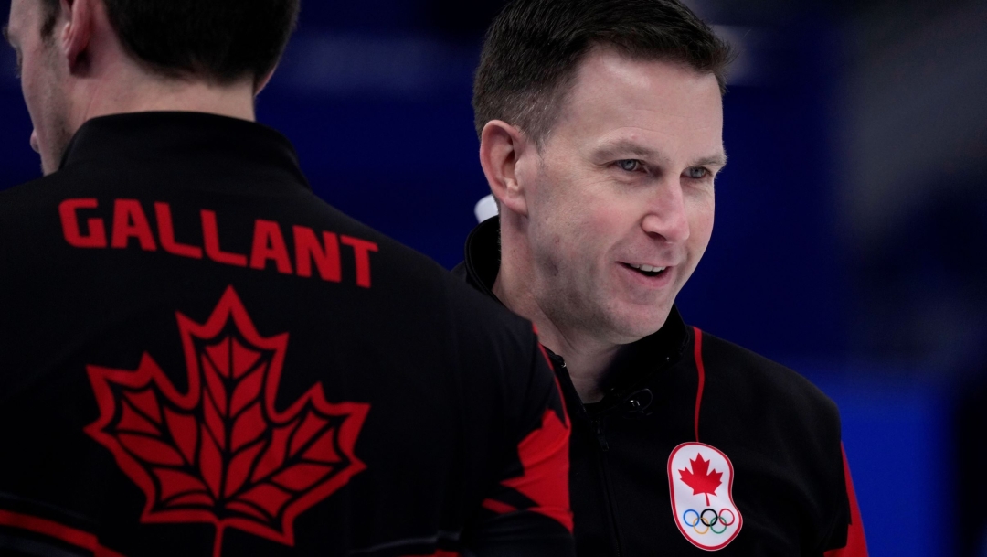 Brad Gushue de face, Gallant de dos.