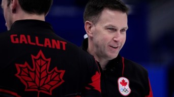 Brad Gushue de face, Gallant de dos.