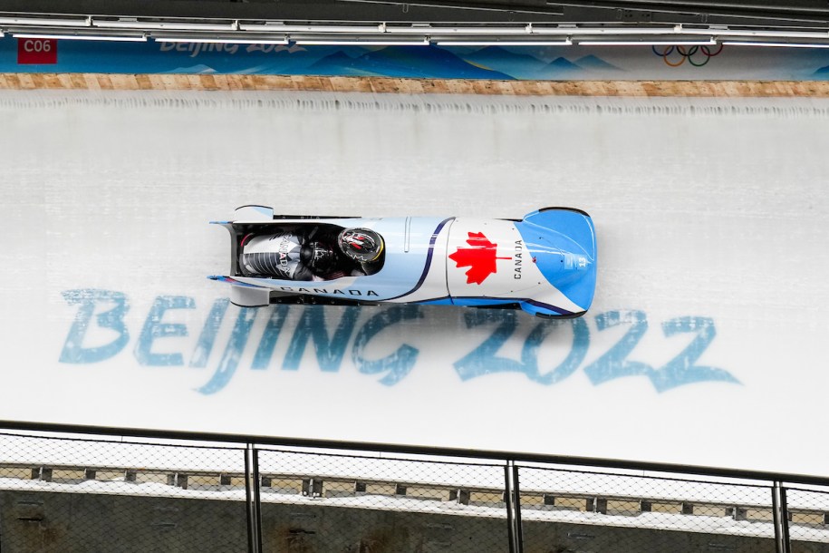 Cynthia Appiah et Dawn Richardson Wilson siègent dans leur bob lors de la troisième course en bobsleigh à deux femmes à Beijing 2022