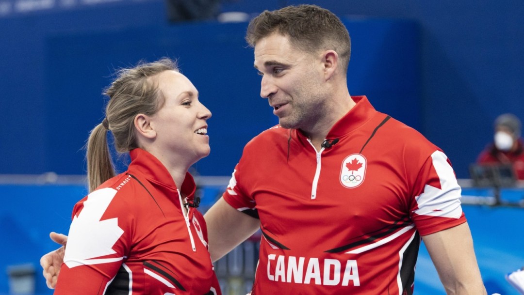 Rachel Homan et John Morris se regardent en souriant.