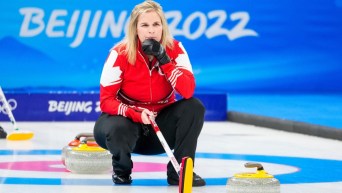 Jennifer Jones sur la surface de jeu.