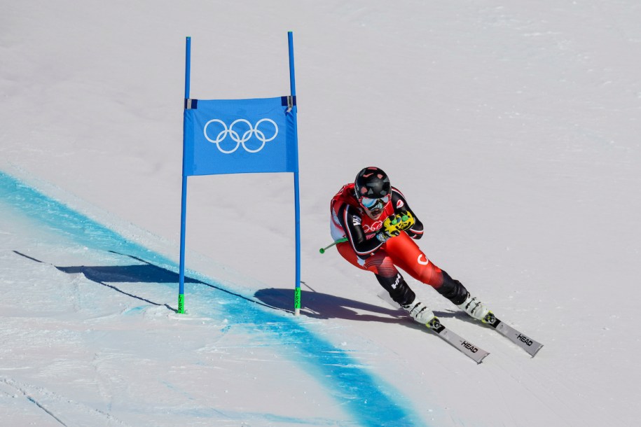 James Crawford frole un drapeau à toute vitesse sur la piste au super-G à Beijing 2022