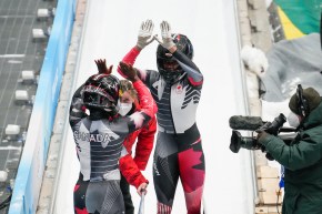 Cynthia Appiah et Dawn Richardson Wilson te tapent dans les mains après une descente.